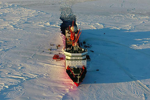 Op&eacute;ration de d&eacute;chargement de mat&eacute;riel du brise-glace chinois Xuelong en Antarctique