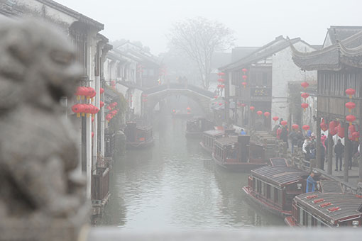Chine: vue de brouillard &agrave; Suzhou