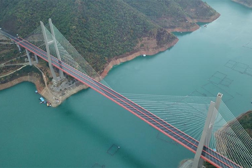 Chine: pont sur la rivi&egrave;re Hongshui au Guizhou
