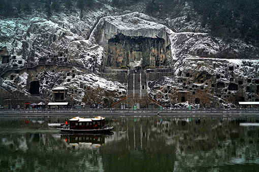 Chine: les Grottes de Longmen enneig&eacute;es &agrave; Luoyang