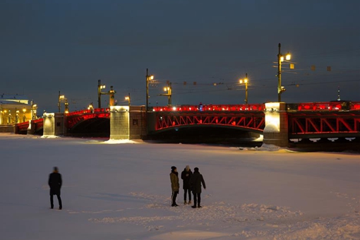 Russie : lumières rouges sur le Pont du Palais pour le Nouvel An lunaire chinois à Saint-Pétersbourg