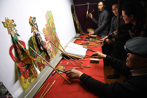 Un spectacle de théâtre d'ombres dans le nord de la Chine