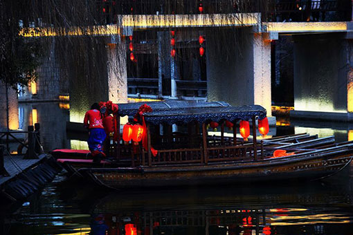 Chine : vue nocturne d'une ville ancienne dans l'est