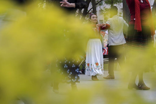 Danse sur la place dans le nord-ouest de la Chine