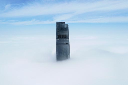 Chine: la Tour de Shanghai enveloppée par un épais brouillard