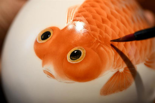 Peinture sur c&eacute;ramique d'un artiste dans le nord de la Chine