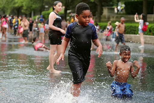 Des gens s'amusent dans un parc à Chicago aux Etats-Unis