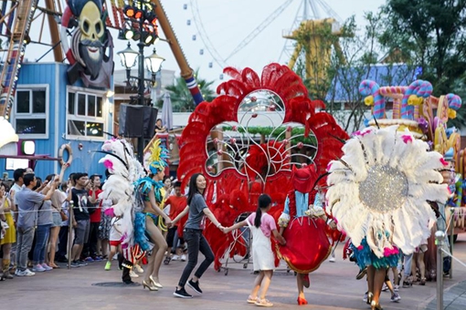 Chine : un parc d'attractions à Chongqing