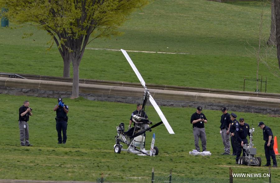 US-WASHINGTON D.C.-CAPITOL-SMALL HELICOPTER-LANDING-PILOT IN CUSTODY
