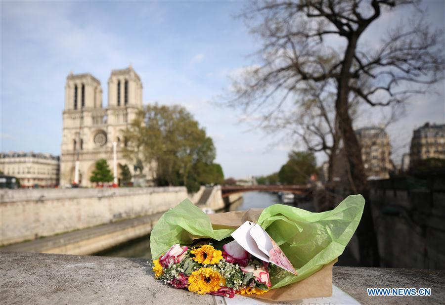Des fleurs posées devant la cathédrale Notre-Dame de Paris