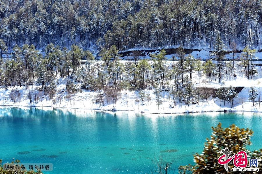 Sur ces images aussi belles que mystrieuses, la valle est recouverte d'un fin manteau de neige blanc.