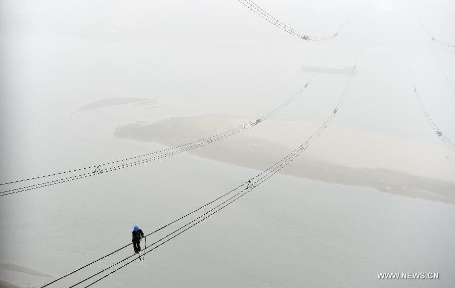 （经济）（2）湖北电力检修工百米高空走电线