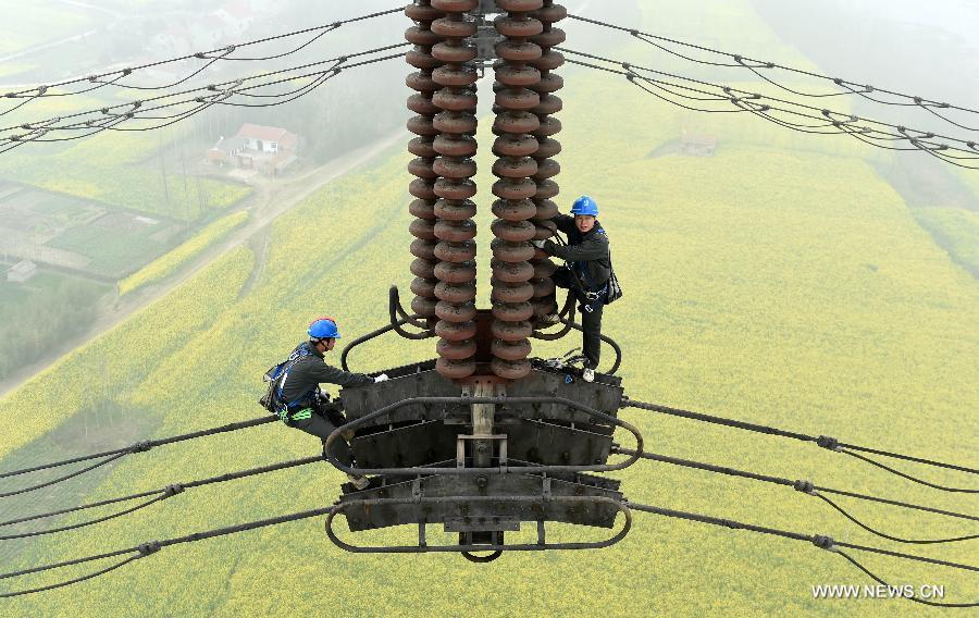 （经济）（1）湖北电力检修工百米高空走电线