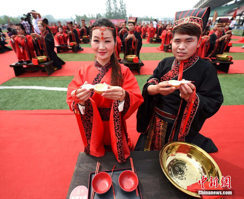 Anhui : 120 couples se disent  oui  en tenues traditionnelles