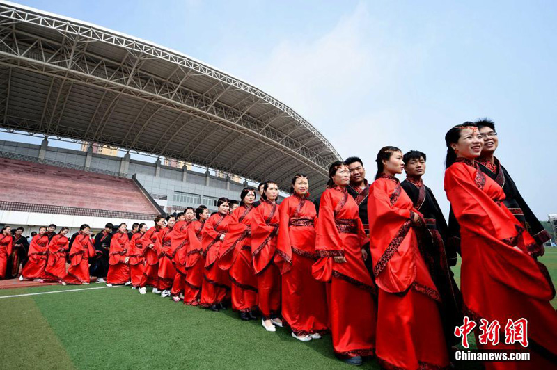 Anhui : 120 couples se disent  oui  en tenues traditionnelles