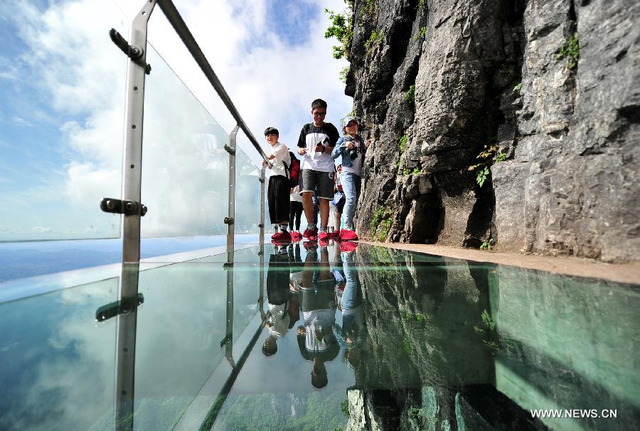 #CHINA-HUNAN-ZHANGJIAJIE-GLASS-ROAD ON CLIFF (CN)