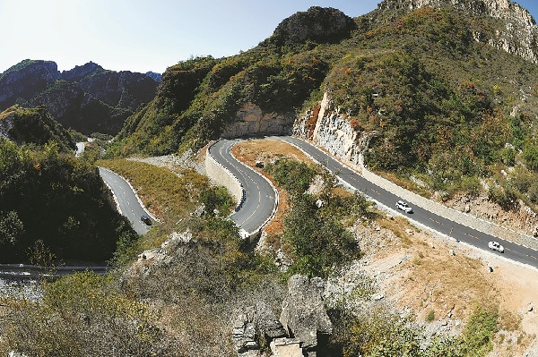 La route de Huanling, dans le district de Changping, mne aux treize tombeaux des Ming, site emblmatique de Beijing class au patrimoine mondial de l'UNESCO.