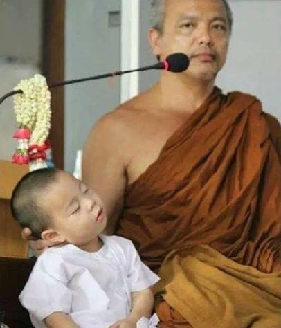 Thalande : le jeune moine Nongkorn fait sensation sur la toile