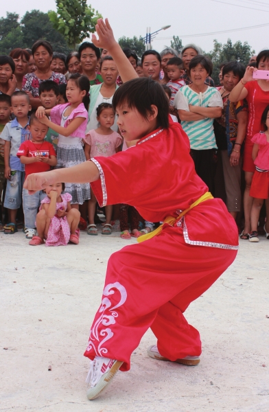 Une petite fille chinoise impressionne les Franais avec son kung-fu
