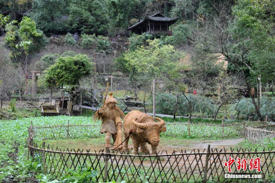 Insolite : une centaine de statues en paille interprtent la vie pastorale