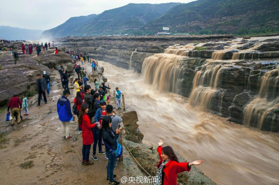 Les chutes d'eau de Hukou sont ainsi entres dans leur priode de crues hivernales ; la plus grande chute a atteint 500 mtres de large. Ce paysage splendide attire de nombreux touristes et photographes.