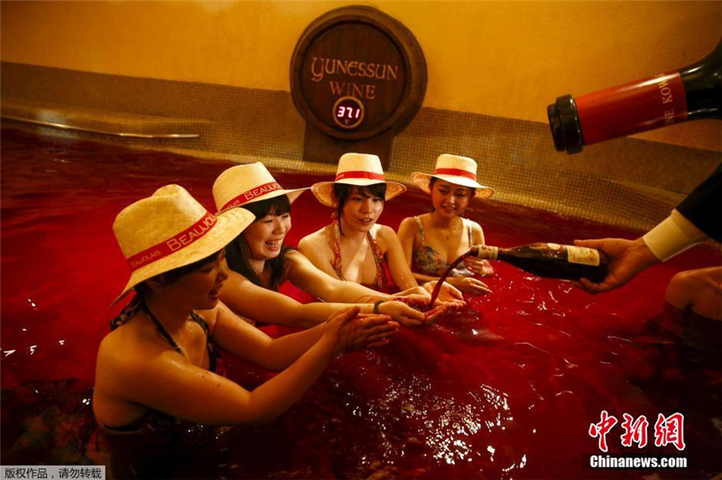 Japon : une baignade au vin rouge