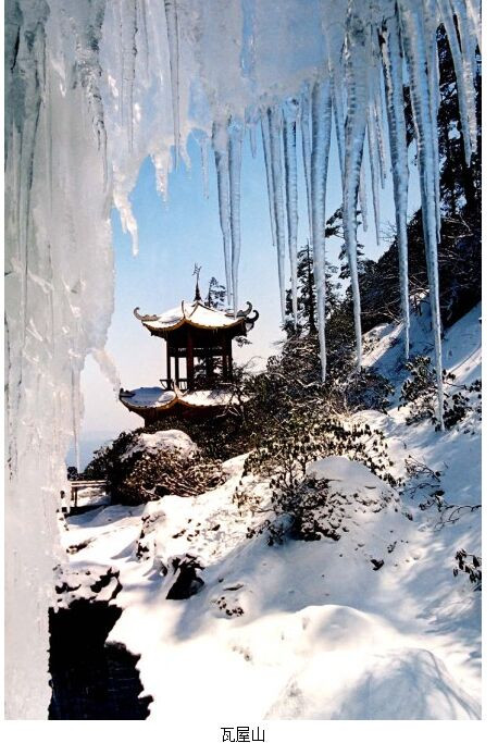 Huit cascades geles dans la province du Sichuan