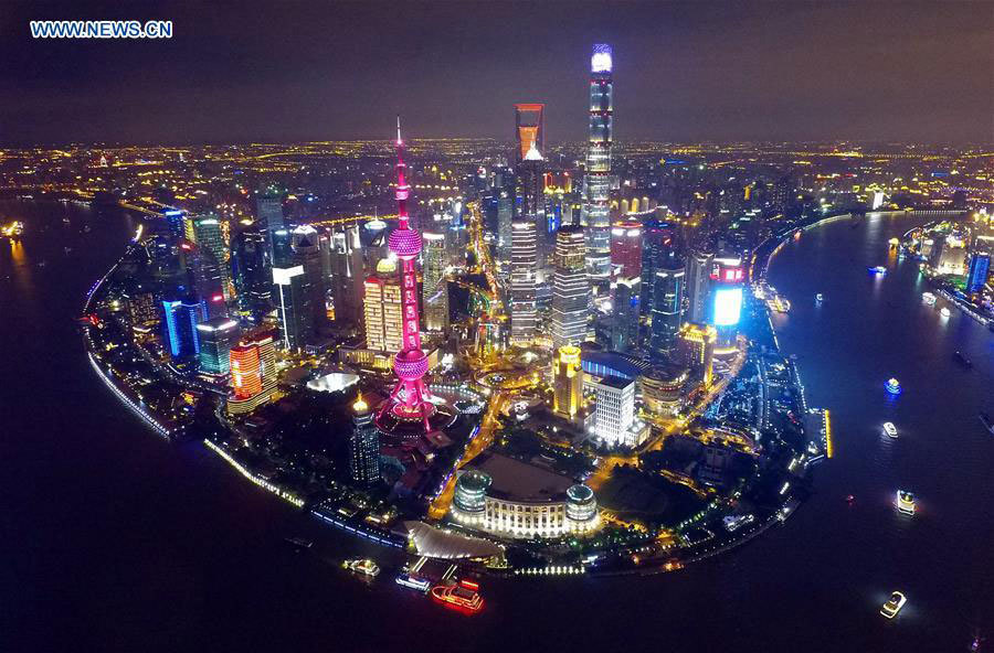 Photo arienne prise le 4 octobre 2015, montrant une vue de nuit du quartier de Lujiazui  Shanghai. 