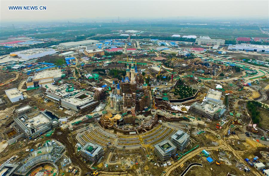 Photo arienne prise le 9 octobre 2015, montrant le parc Disney en construction  Shanghai.