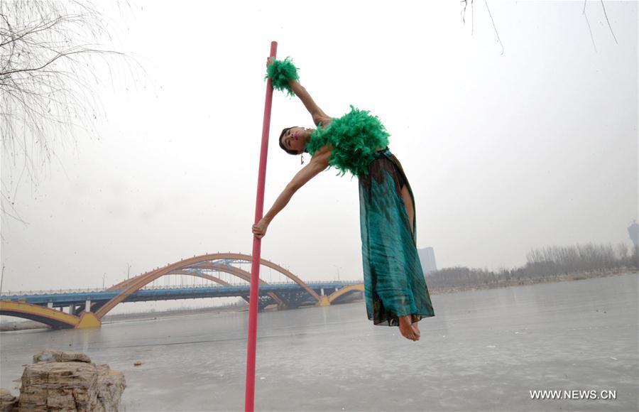 #CHINA-HEBEI-HANDAN-POLE DANCERS (CN)