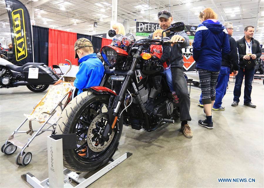 Un visiteur essaie une moto présentée lors du Salon international de la moto du printemps 2016 de Toronto, au Centre international de Toronto, au Canada, le 10 avril 2016. (Photo : Zou Zheng)