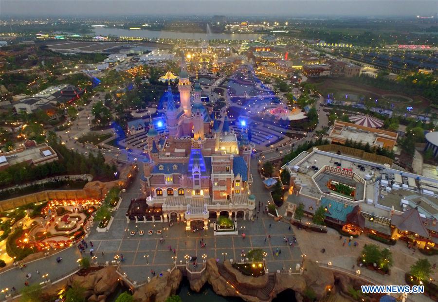 Chine : essai des éclairages du parc Disneyland de Shanghai