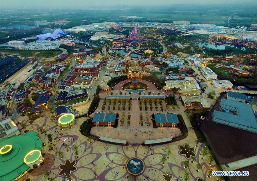 Chine : essai des éclairages du parc Disneyland de Shanghai