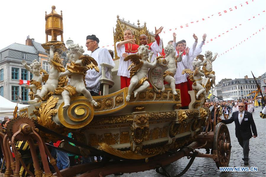 Belgique : c&eacute;l&eacute;brations lors de la ducasse de Mons