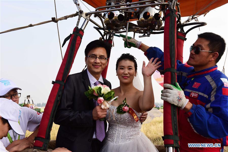 Chine : mariage collectif en montgolfière