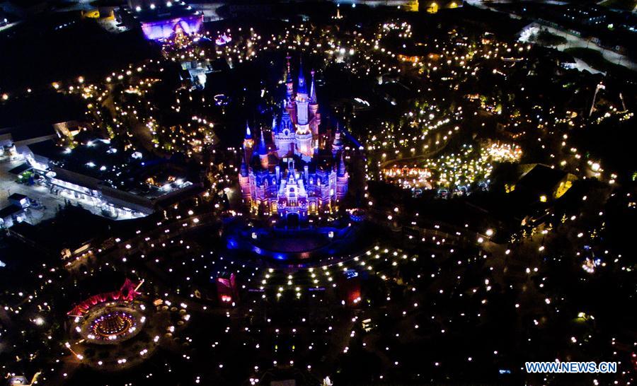 Paysage nocturne du parc Disney de Shanghai 
