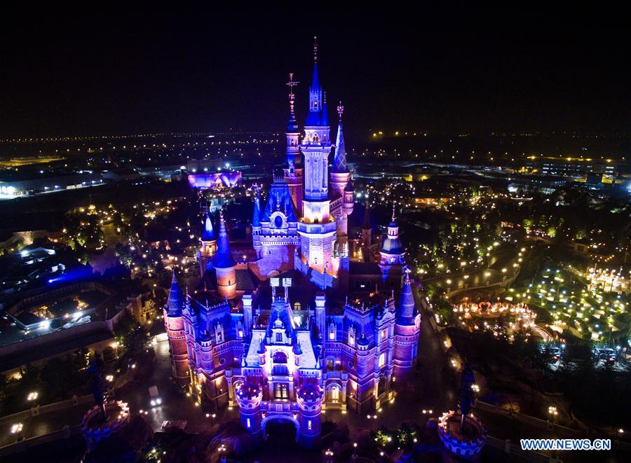 Paysage nocturne du parc Disney de Shanghai 