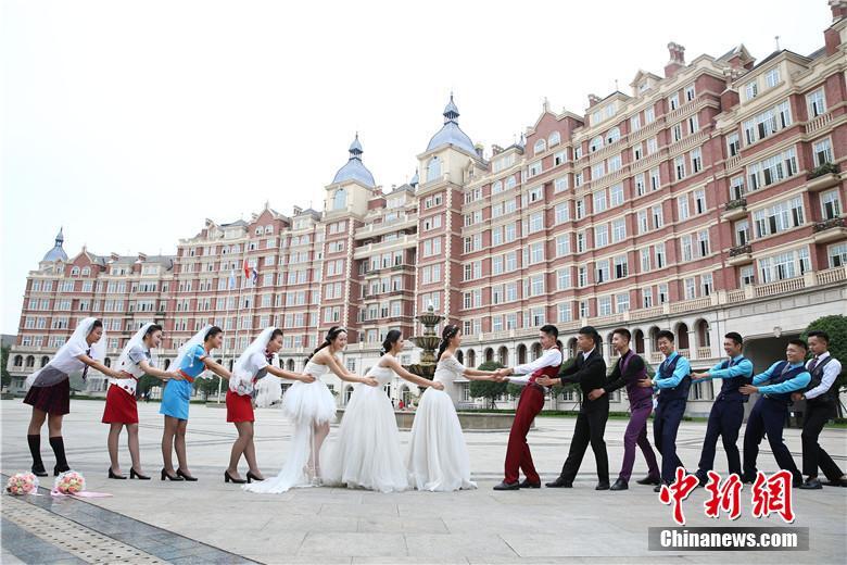 Sichuan : des jeunes diplmes se font photographier en robe de marie