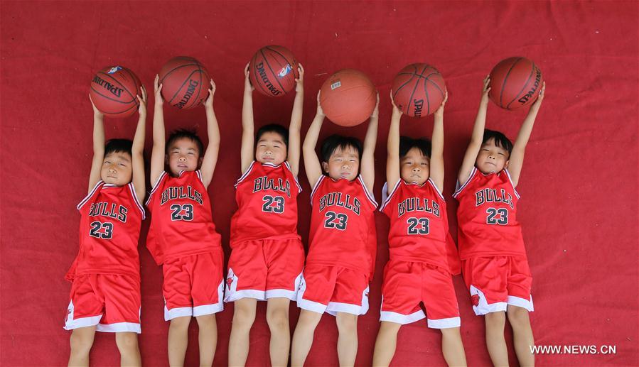 Henan : des enfants posent pour fêter la fin de la maternelle