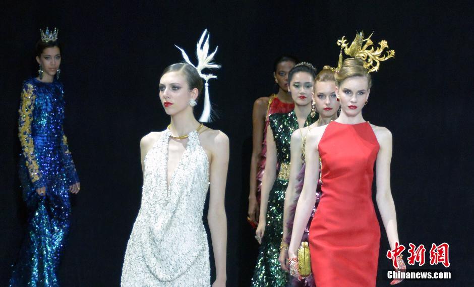 La cratrice chinoise Guo Pei prsente sa collection haute couture  Paris
