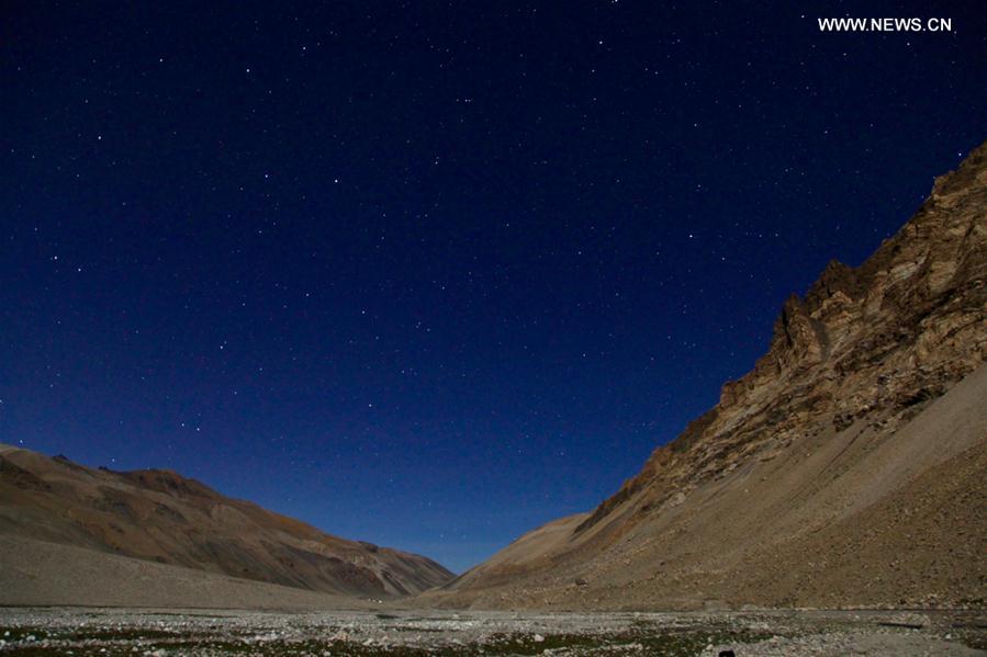 Paysage du ciel nocturne au-dessus du camp de base du mont Qomolangma