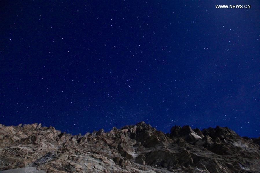 Paysage du ciel nocturne au-dessus du camp de base du mont Qomolangma