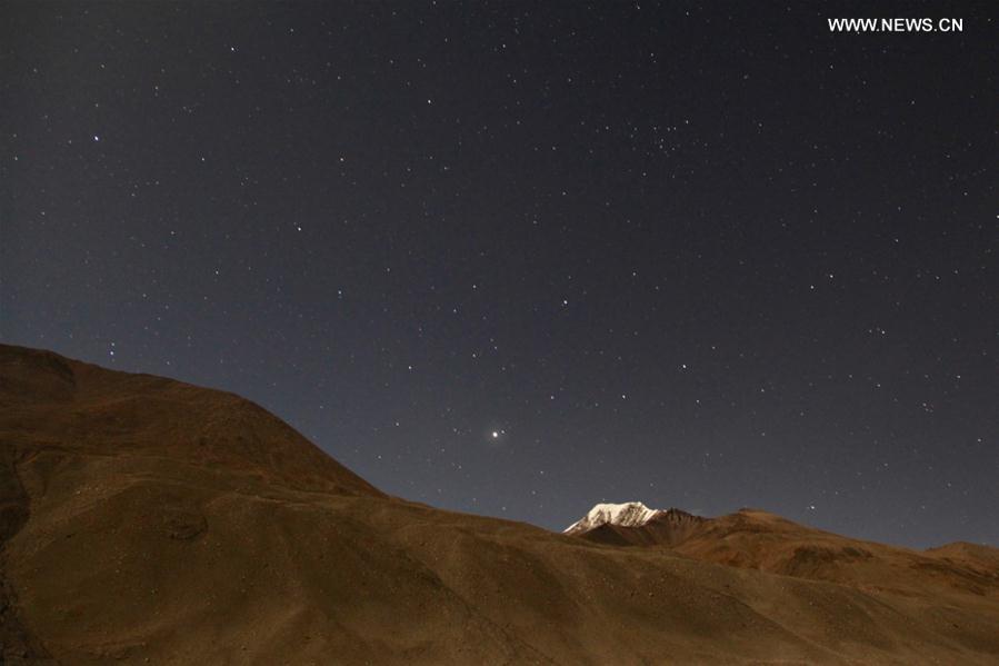 Paysage du ciel nocturne au-dessus du camp de base du mont Qomolangma