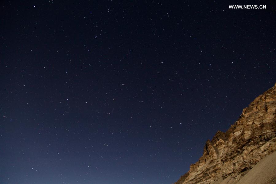 Paysage du ciel nocturne au-dessus du camp de base du mont Qomolangma