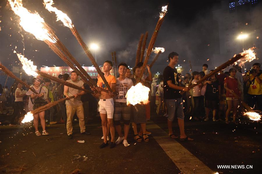 Chine : Festival du flambeau de l'ethnie Yi au Sichuan 