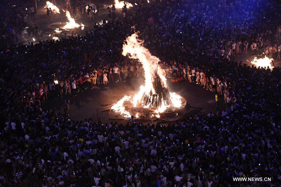 Chine : Festival du flambeau de l'ethnie Yi au Sichuan 