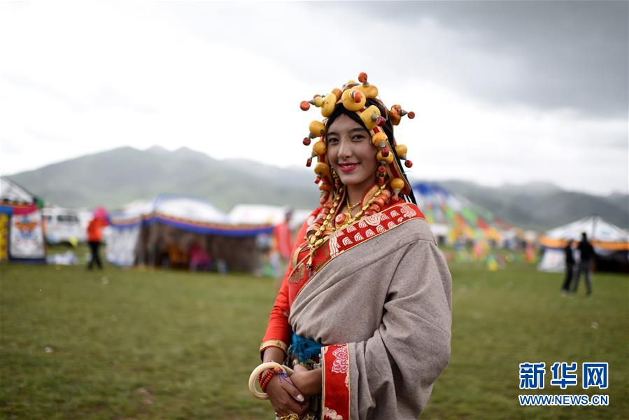 Un dfil de costumes traditionnels tibtains sur la prairie de Batang