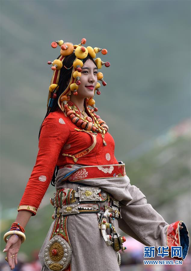 Un dfil de costumes traditionnels tibtains sur la prairie de Batang