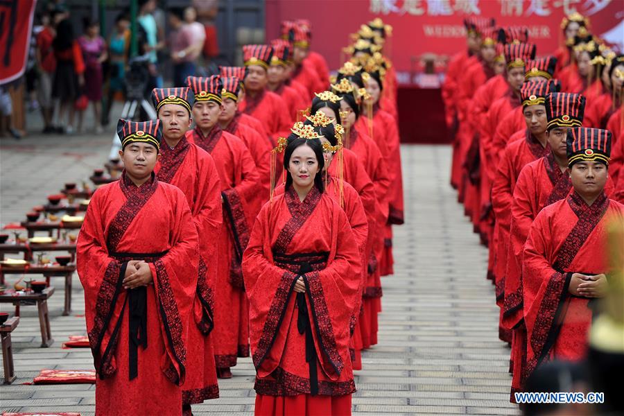Chine : mariage collectif pendant la Saint-Valentin chinoise 