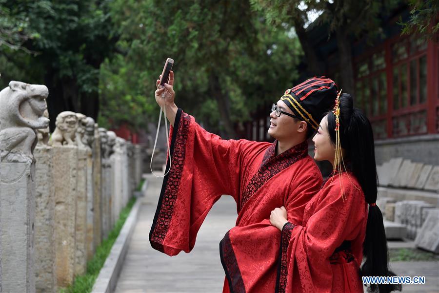 Chine : mariage collectif pendant la Saint-Valentin chinoise